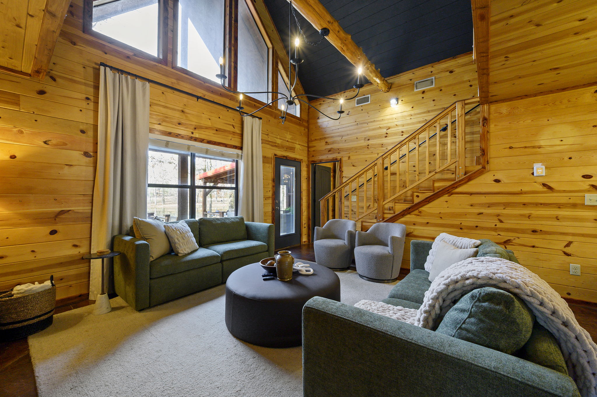 Open Concept Living Area:
Light, texture, and natural grain set the stage. Gather here for laughs, lounges, and next-level relaxation. 🛋️