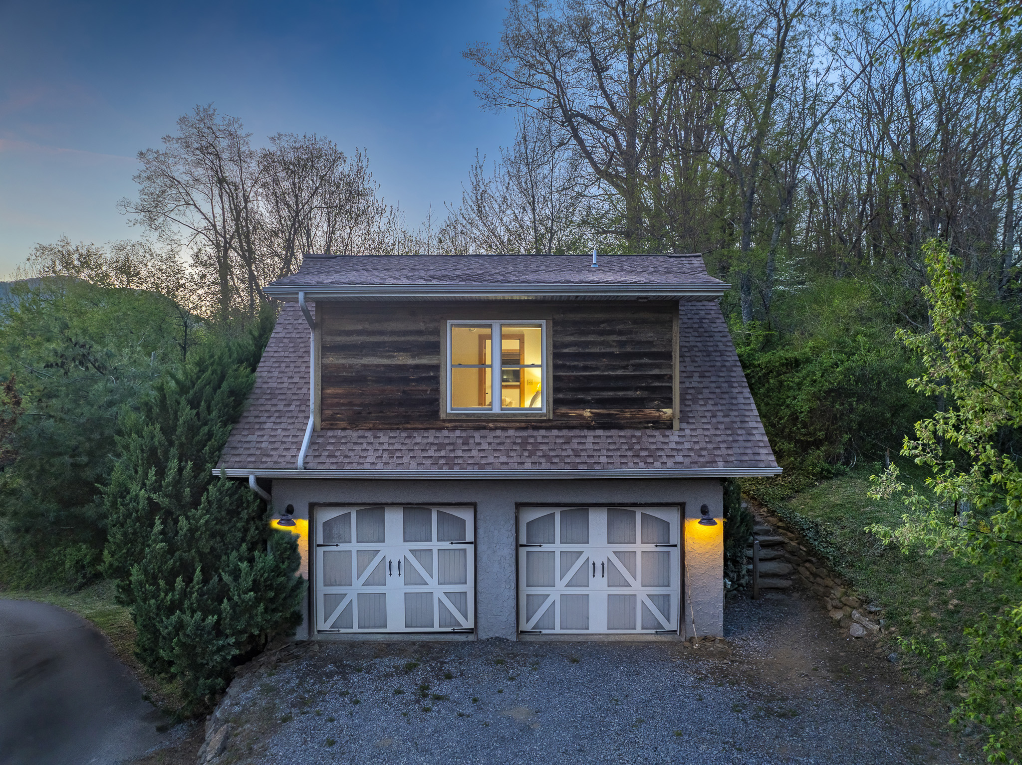 Exterior Haven: Stunning mountain retreat with charming wood accents and serene nature views!

