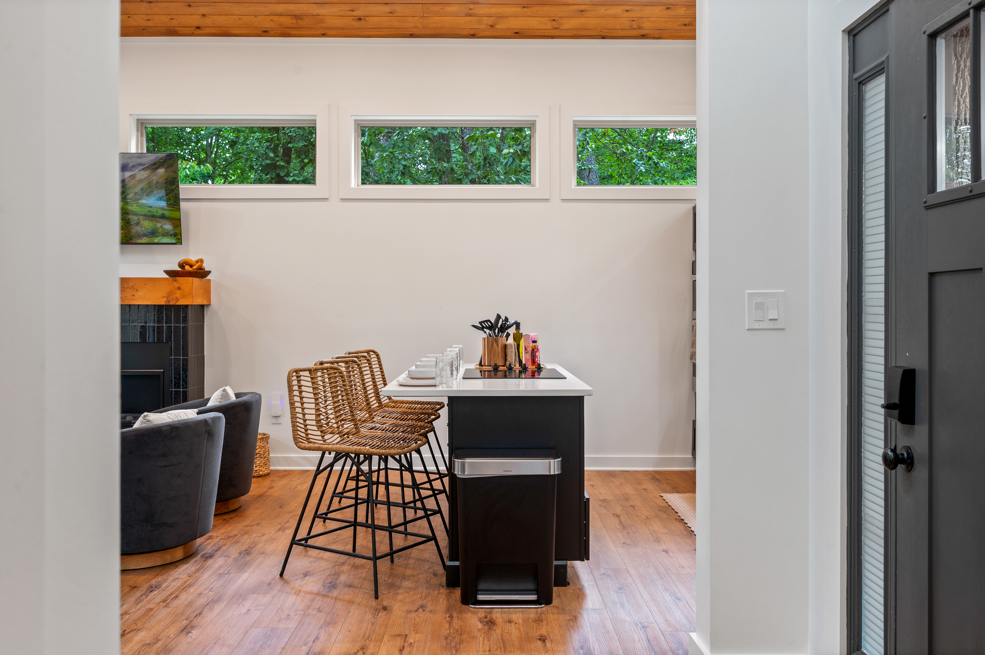 This kitchen is equipped for you to cook those meals, but only if you want to! Or, head out to pick something up. Plenty of plates, cups, and utensils, and appliances needed to feed the family before or after the day's exploration begins. 