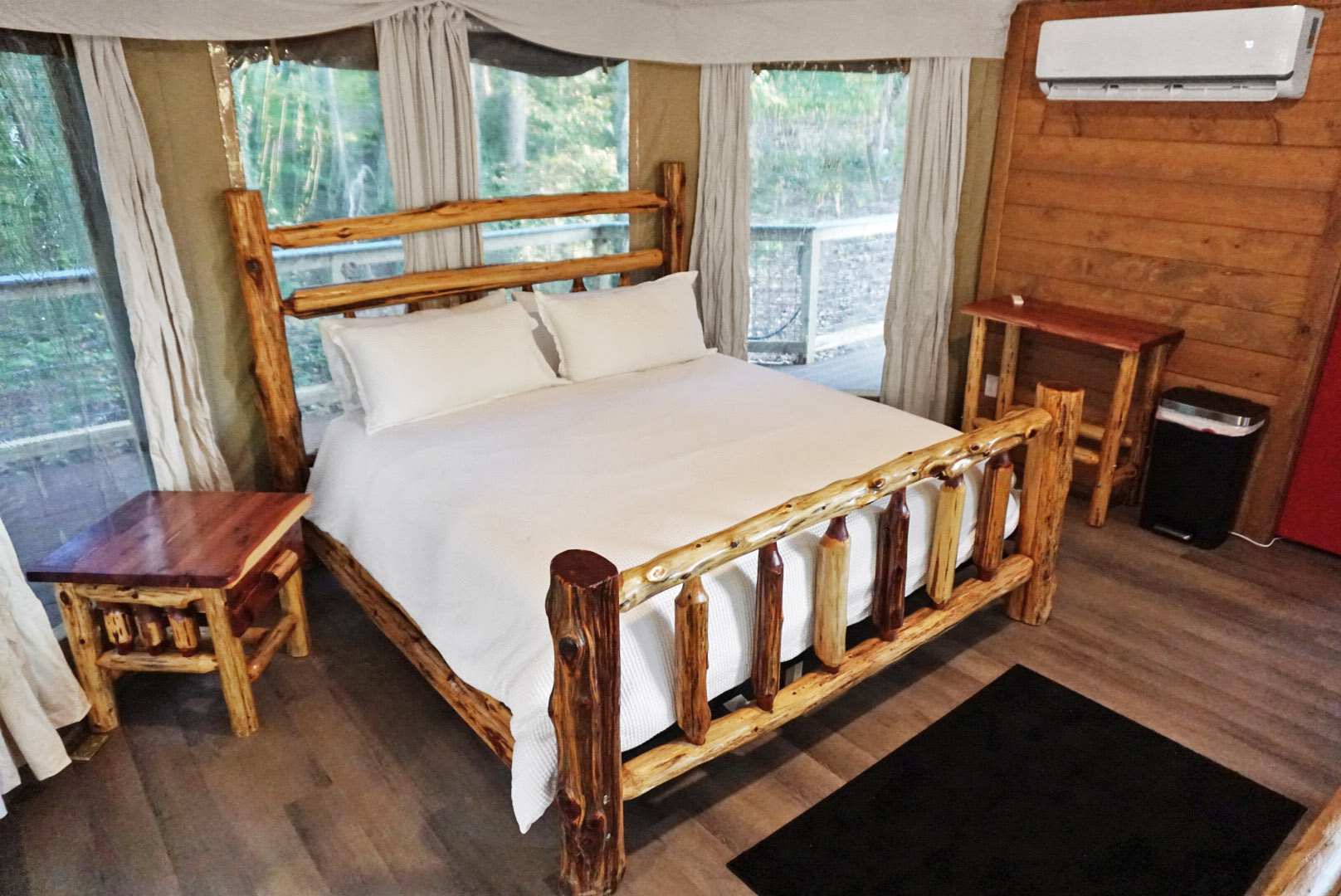 Bedroom Oasis: Experience nature with a stunning view and rustic wooden furnishings!