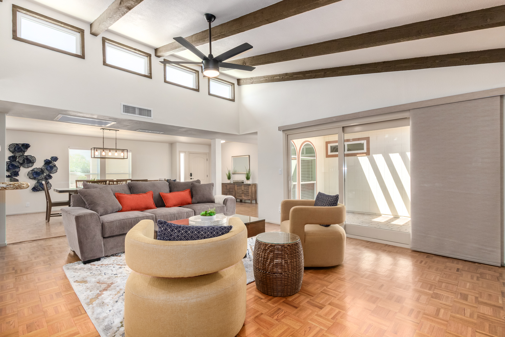 Cozy living room w/ smart TV - sofa converts to sleeper sofa