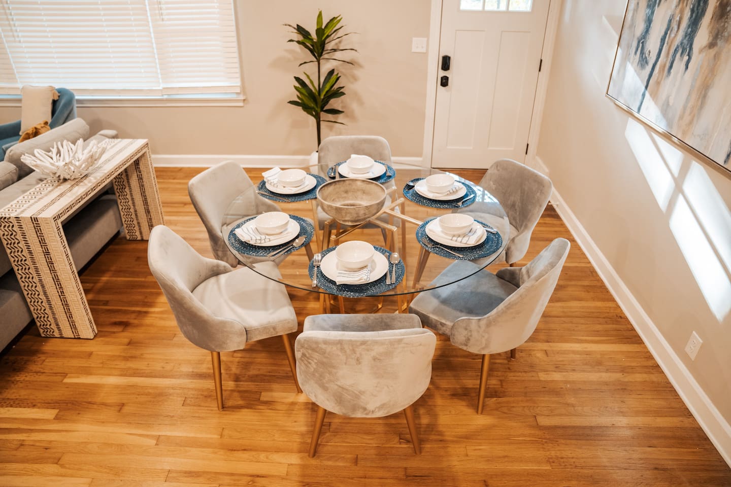 Dining table seats 6 people
