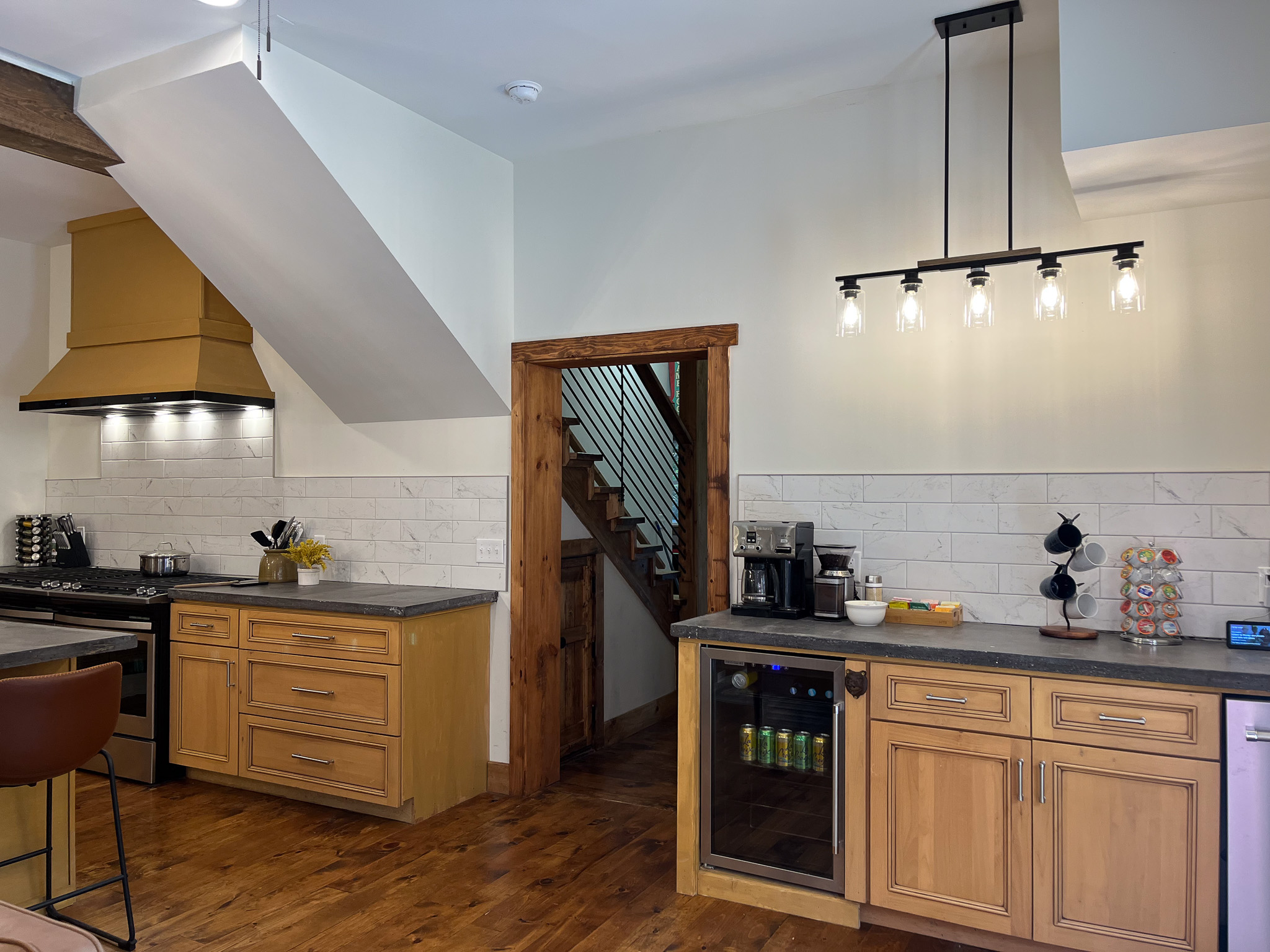 Coffee bar with drip and Keurig, as well as tea