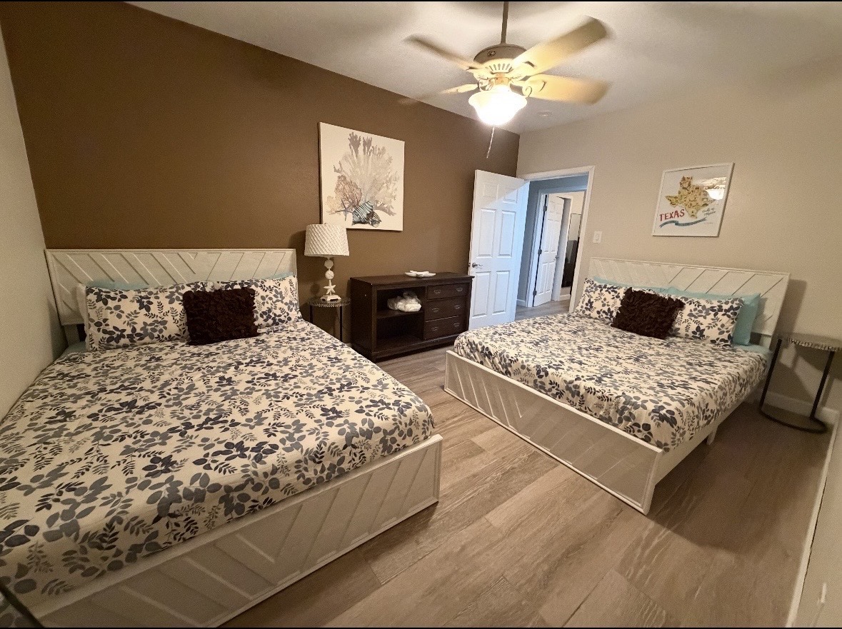 Main level bedroom 2: 2 Queen beds.   Note: There is no bathroom at the main level (lower level).  You have to go upstairs to use the bathroom.