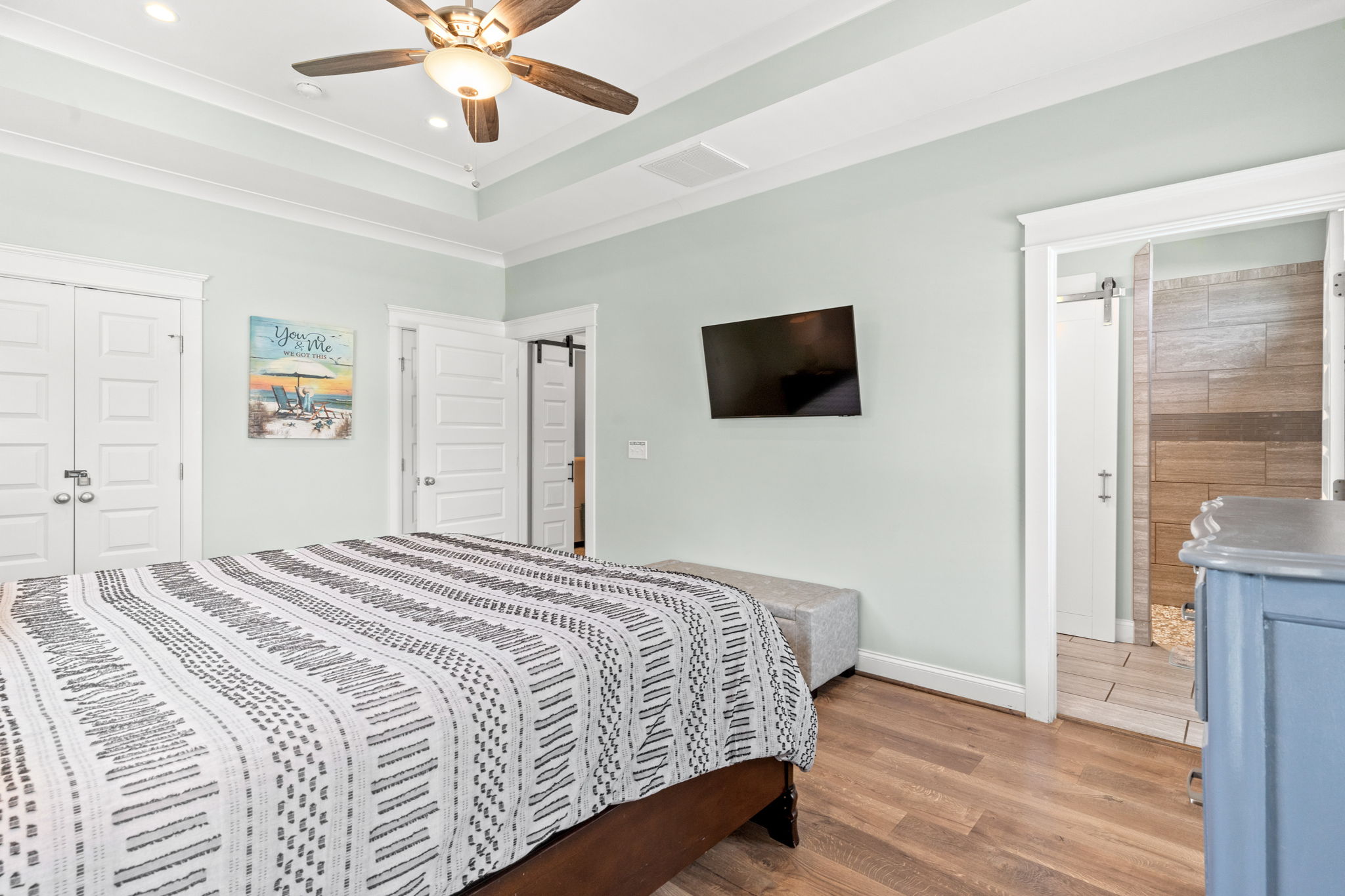 King bedroom w/in-suite bathroom