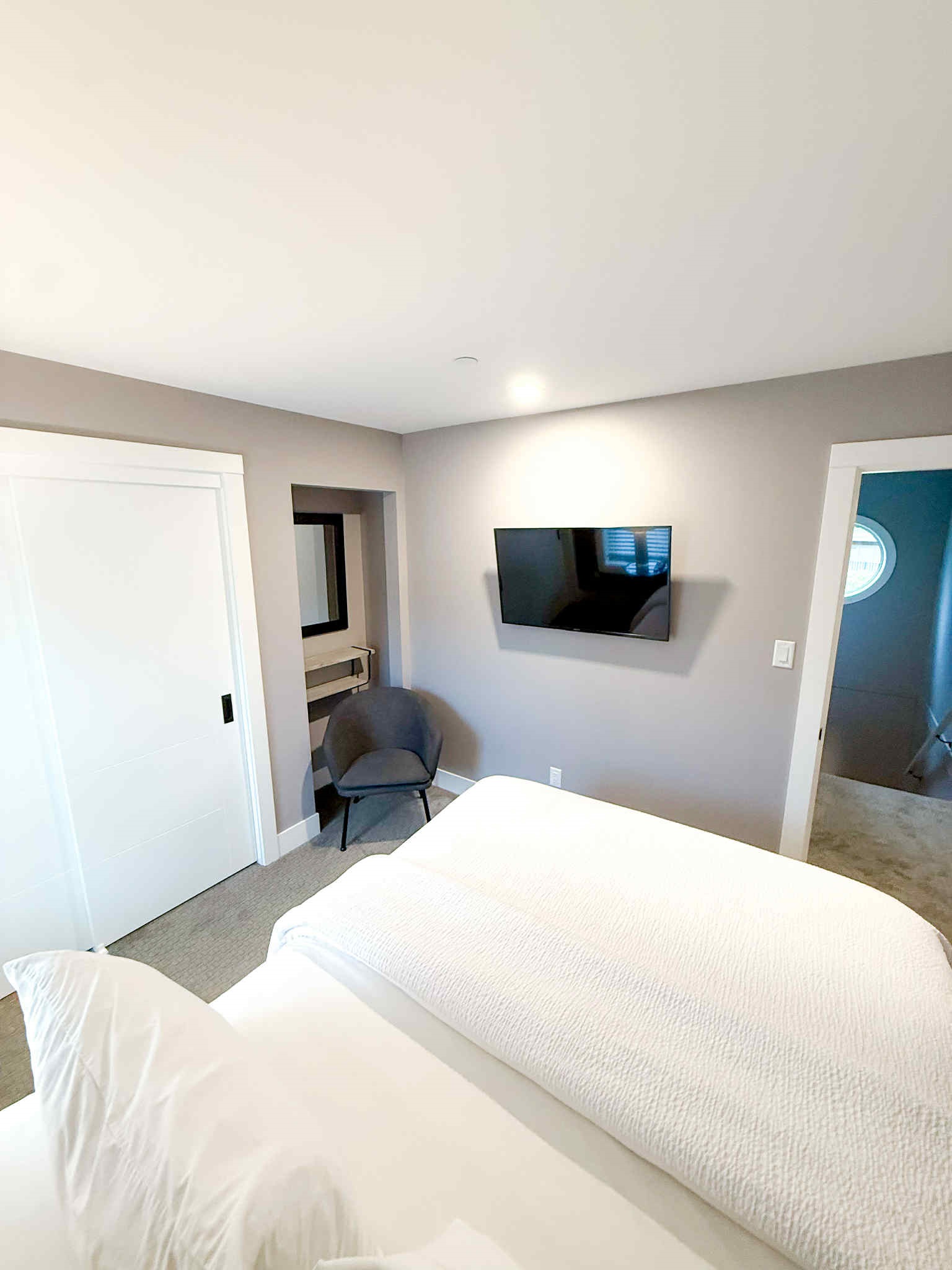 Queen bed. Streaming  TV.