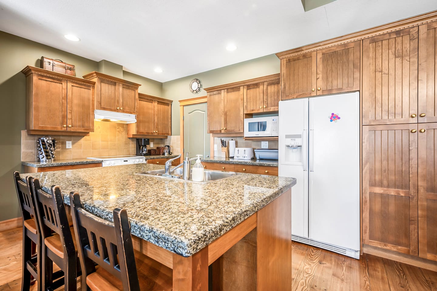FULLY STOCKED GOURMET KITCHEN 