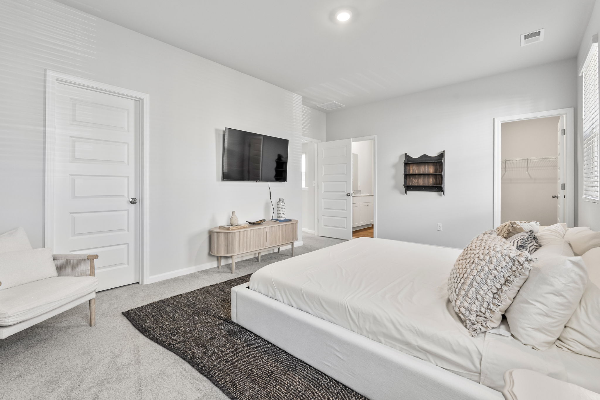 Master Bedroom with King Bed, ensuite bathroom and walk in closet, Roku Smart TV