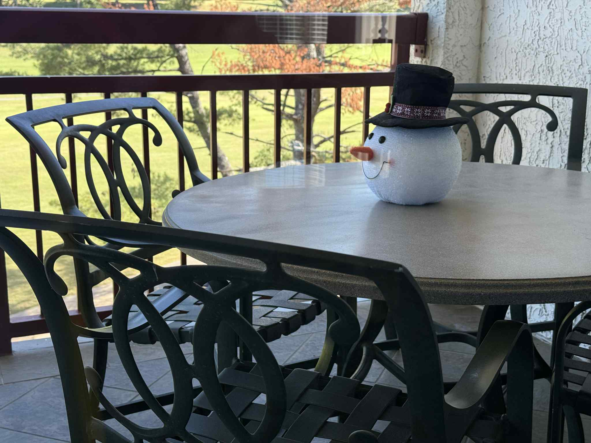 Enjoy the crisp winter mornings on the balcony with some hot coffee or cocoa.