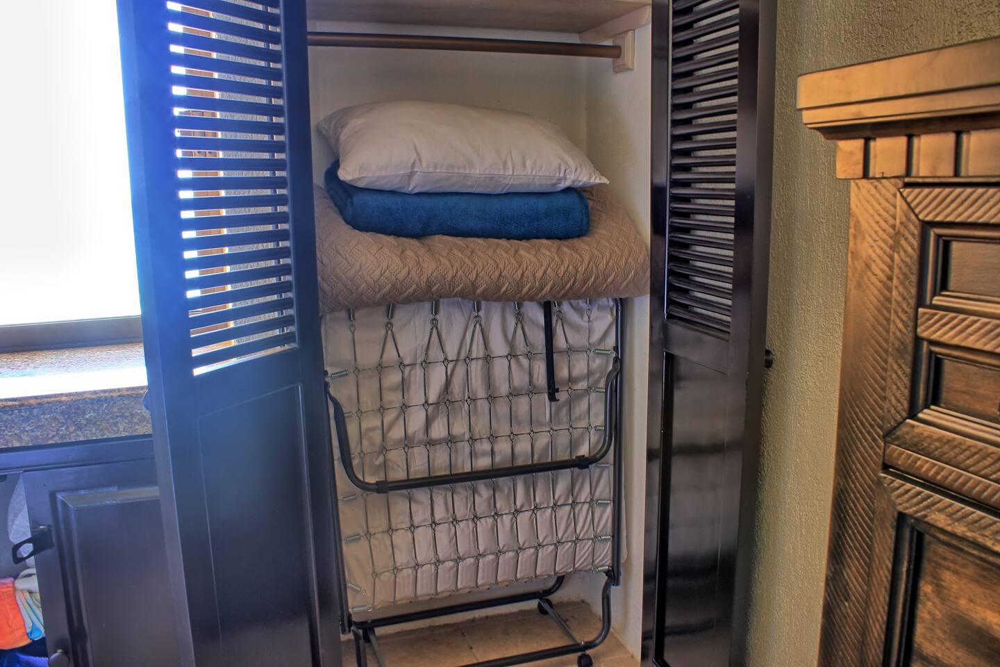 2 roll away twin single cots, 1 located in guest bedroom closet and 1 located in master bedroom. Best suited for children. Please take this into consideration when booking