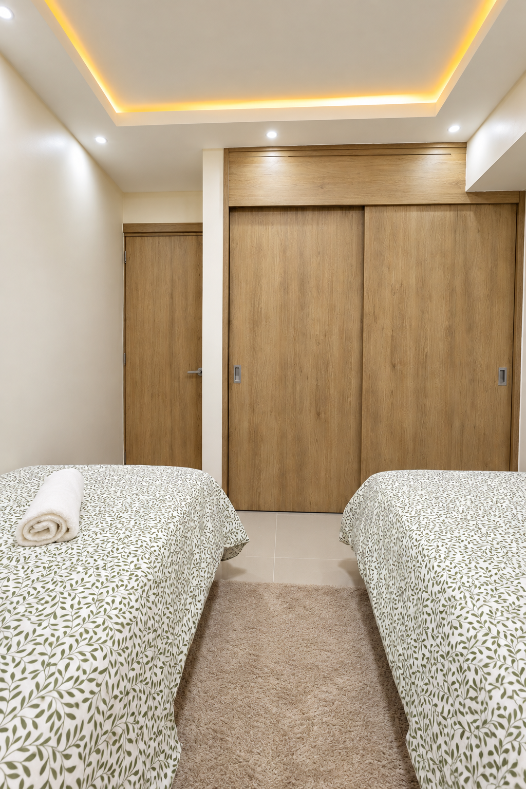 Third bedroom with two twin beds, perfect for kids or friends, plus A/C, ambient lighting, and a closet with built-in drawers for storage. 🛏️🛏️✨