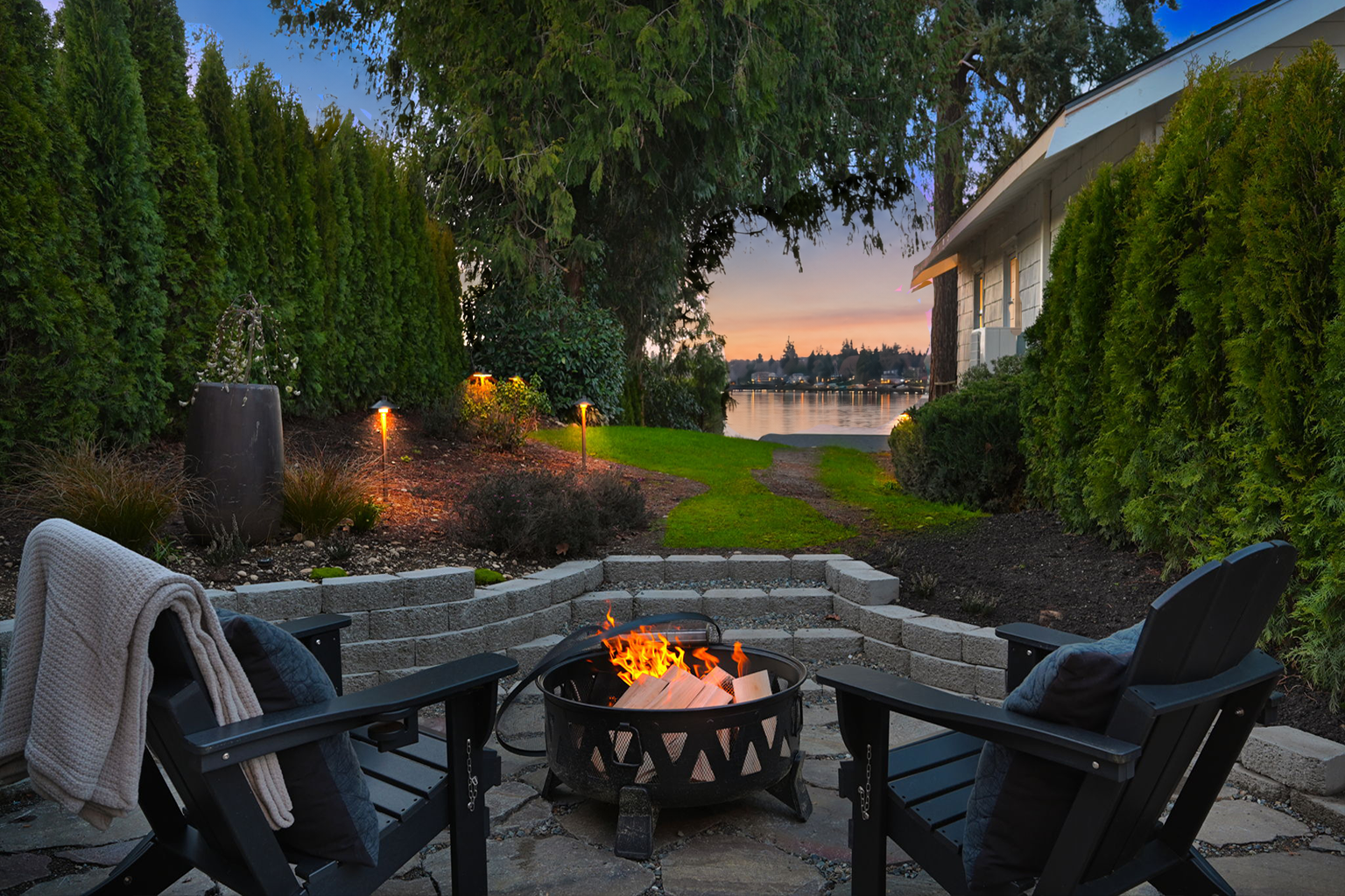 Lake life engages every sense—soft breezes against your skin, birdsong in the trees, eagles and hawks overhead, the occasional bunny darting through the garden, and that unmistakable freshness of marine air rising gently from the water.