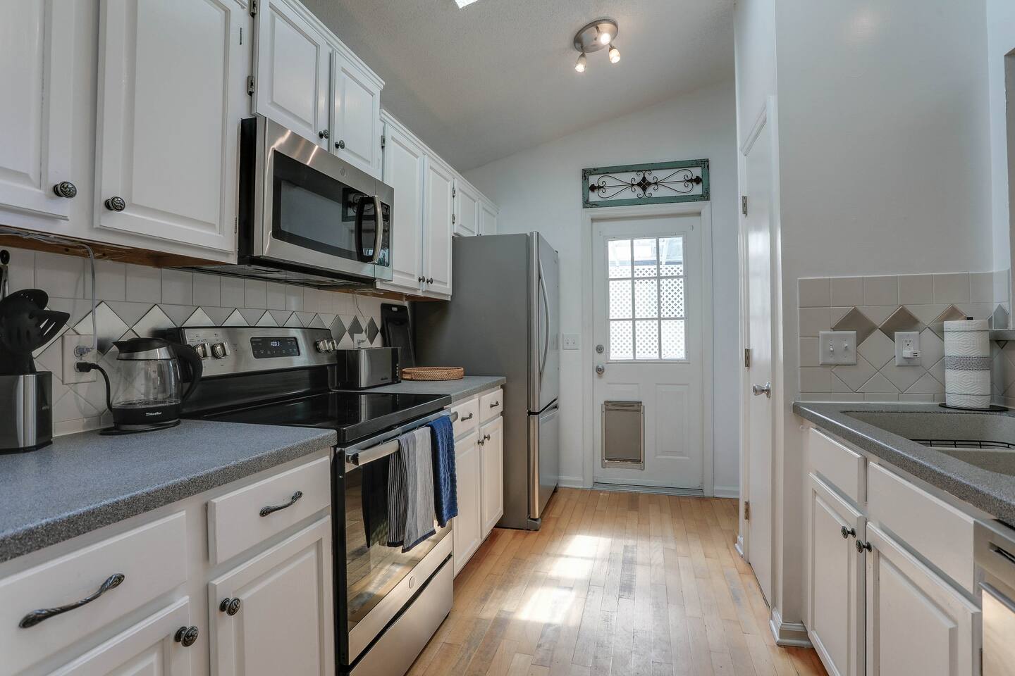 Full Kitchen w/ Stainless Steel Appliances