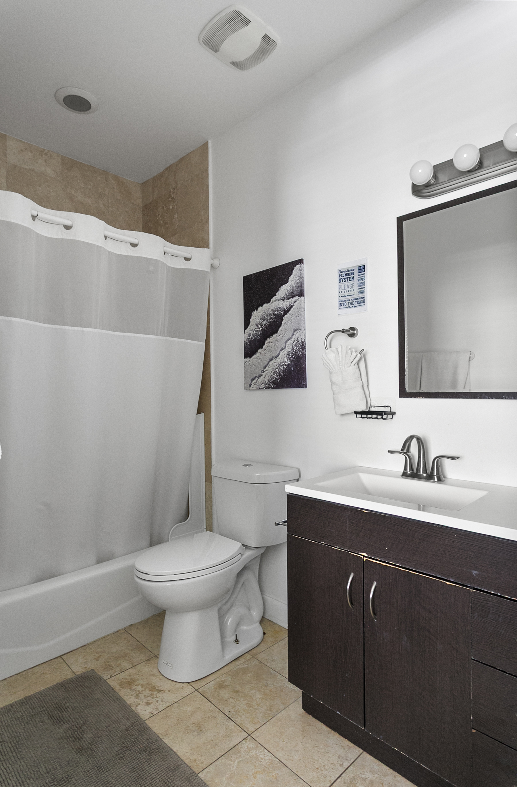 Guest Suite en-suite bath with tub