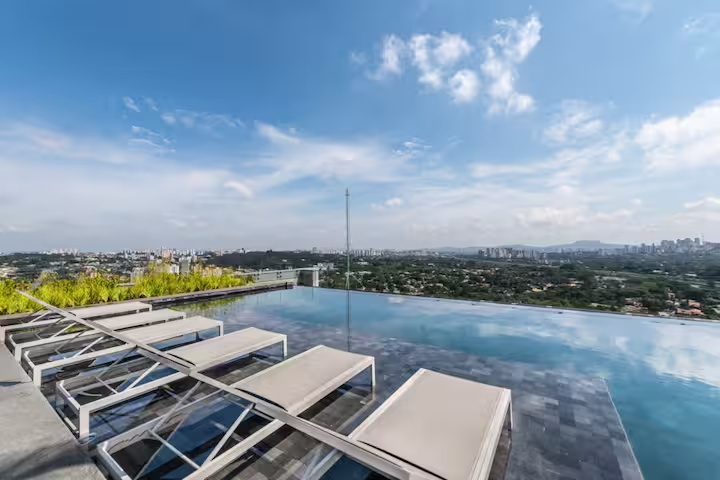 🏖️ Ambiente exclusivo com espreguiçadeiras à beira da piscina, proporcionando descanso e sofisticação.