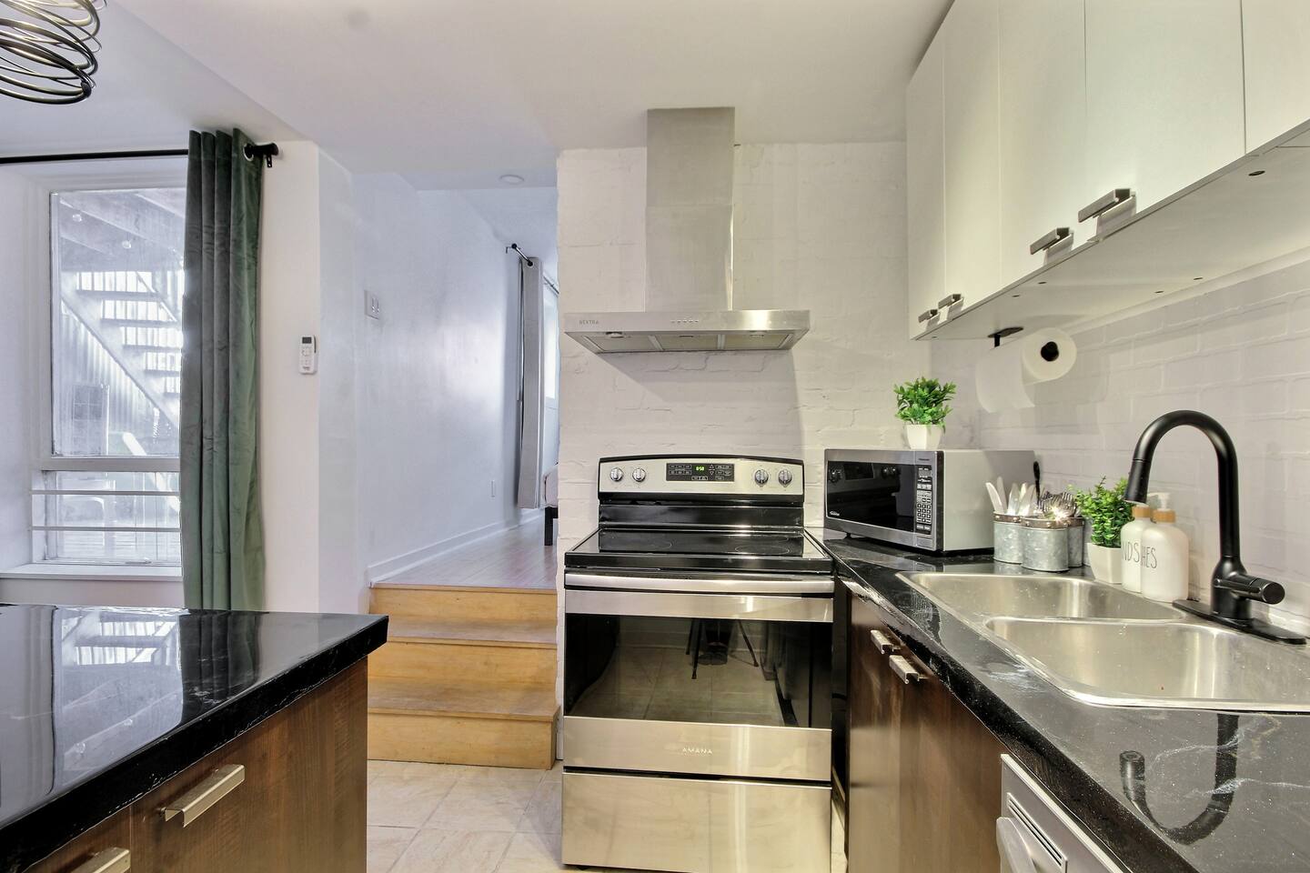 Cuisine entièrement équipé pour vous !

Four électrique, four micro-onde, lave-vaisselle, frigidaire, congélateur et tout le nécessaire pour cuisinier !