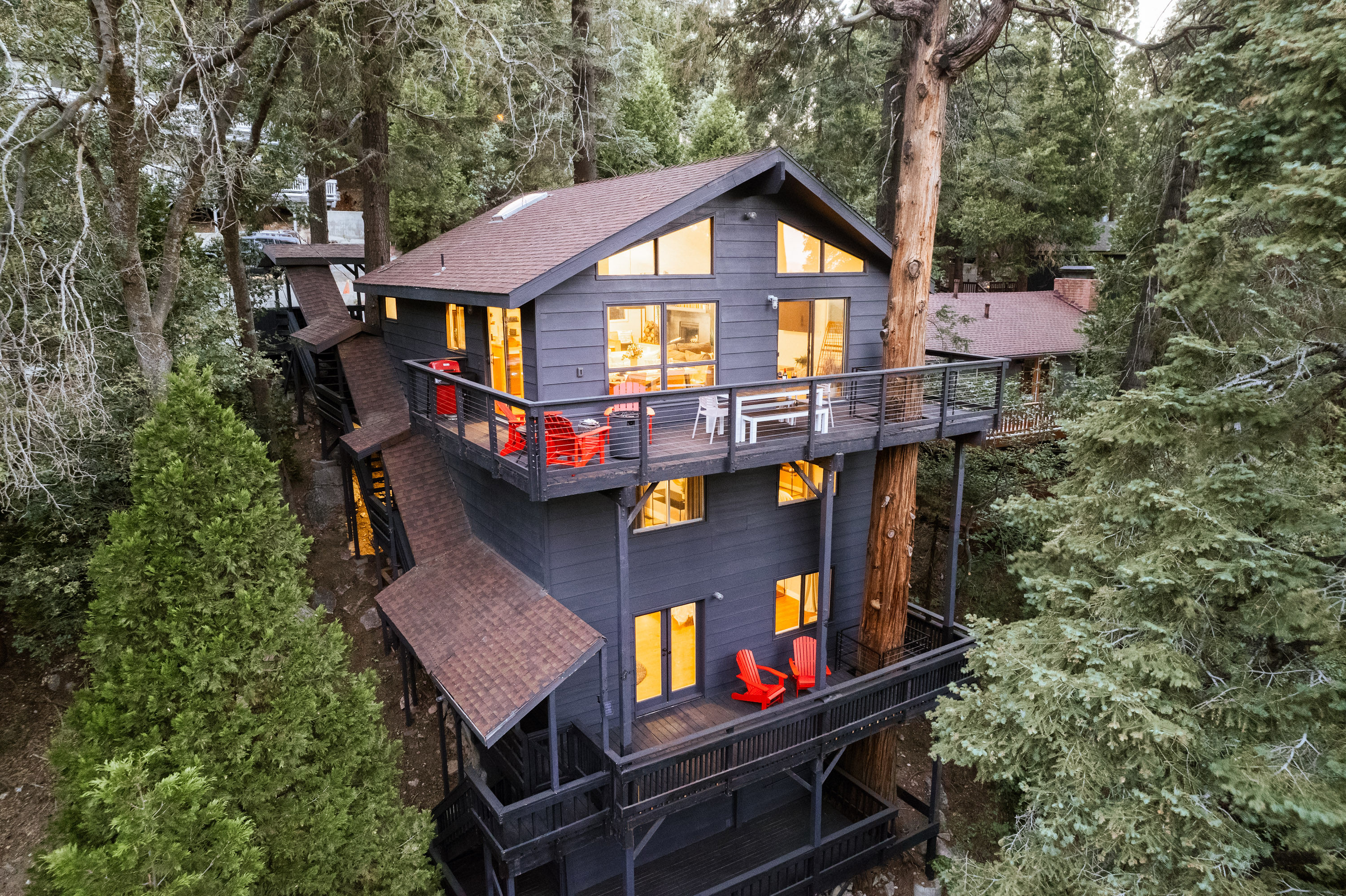 Come enjoy your next Home away from Home! Nestled in the Treetops of Lake Arrowhead & only 5 minutes away from Lake Arrowhead Village. We know you'll enjoy your next Vacation at Dover Cabin.