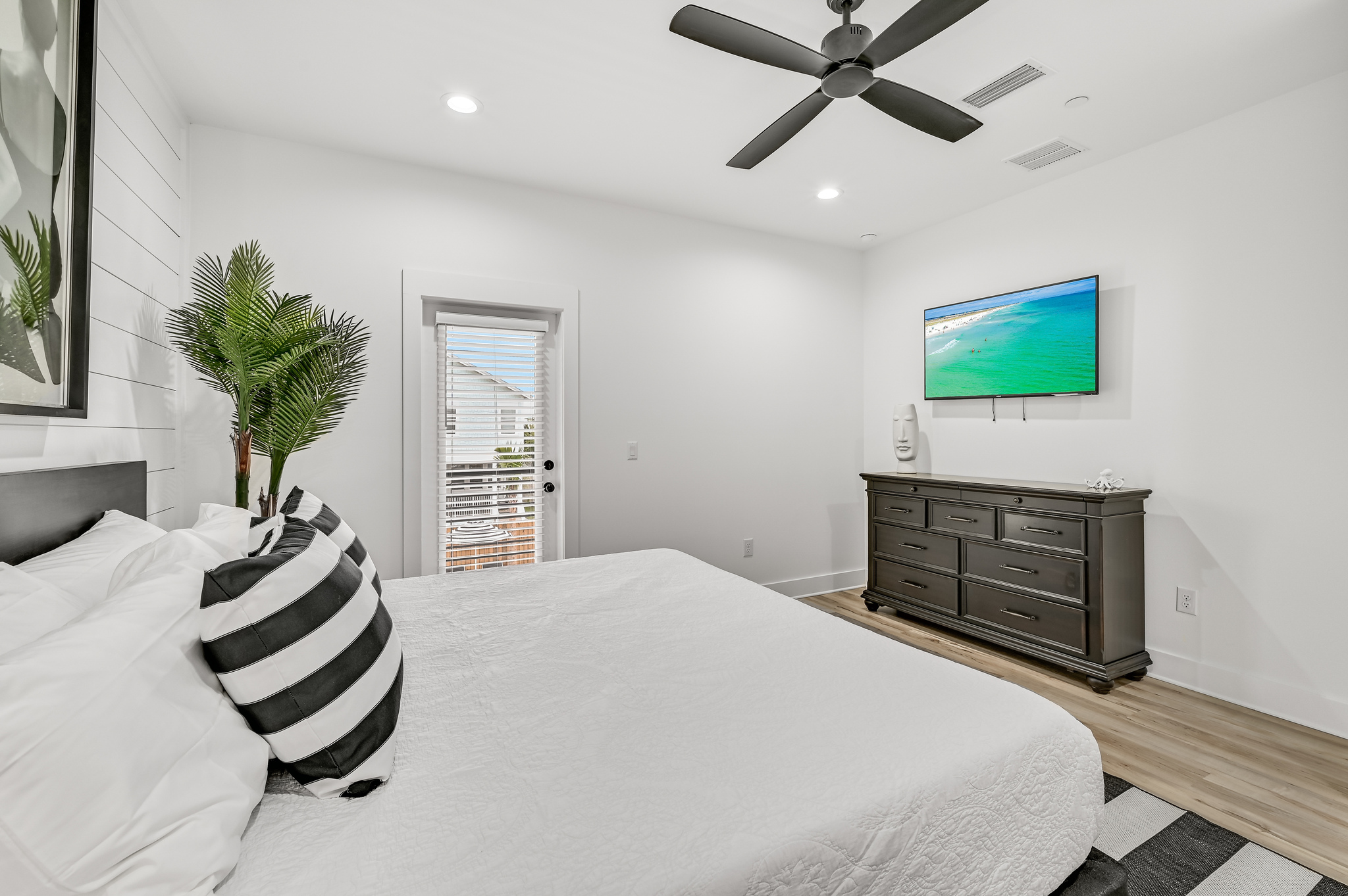 King Suite # 6 (second floor)
