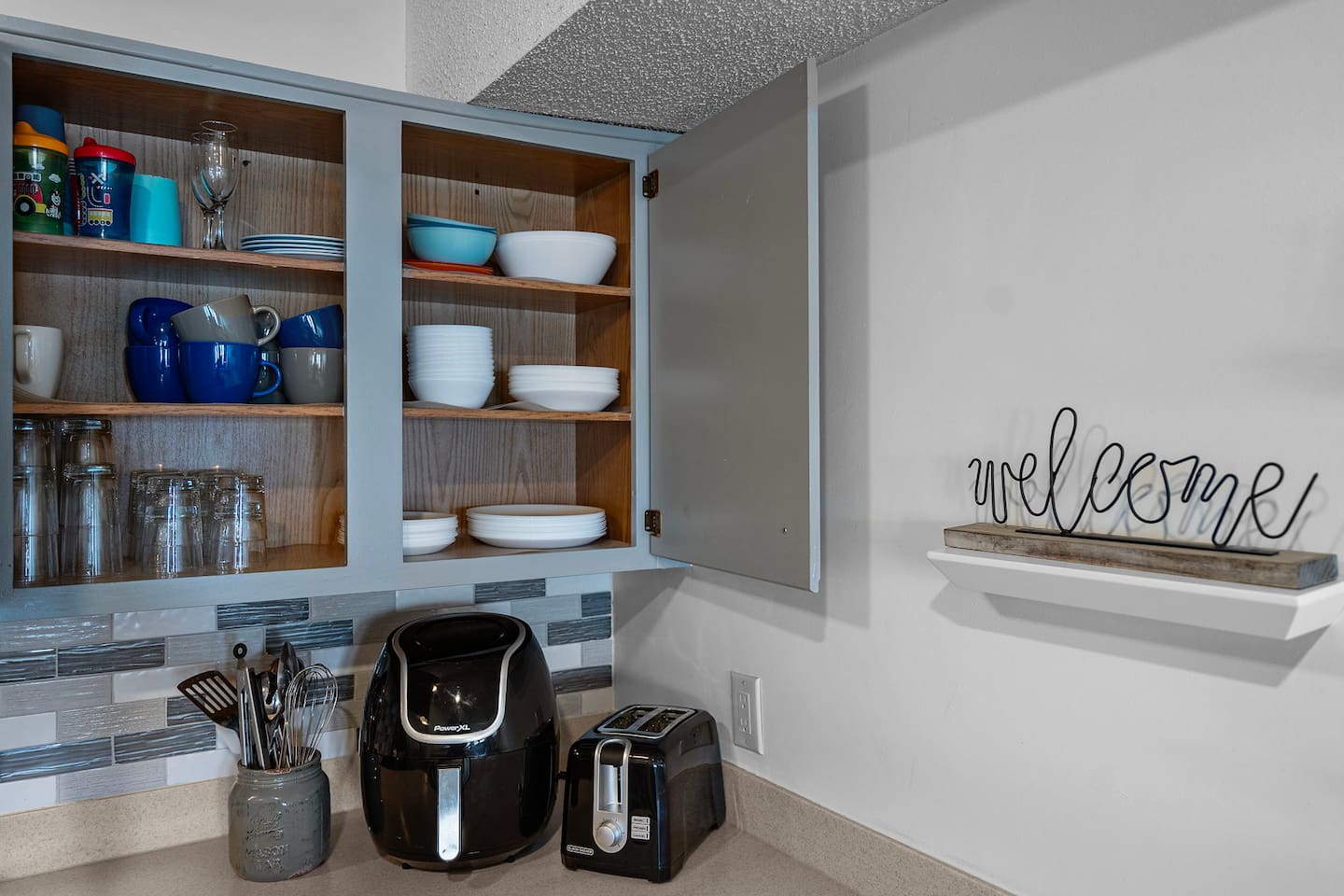 Plenty of kitchen supplies for your stay. 