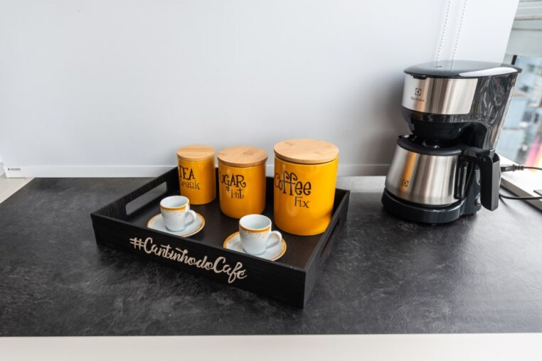 Cantinho do café com cafeteira e utensílios Bandeja temática com xícaras, potes de açúcar, chá e café. Ideal para quem ama começar o dia com um bom café.