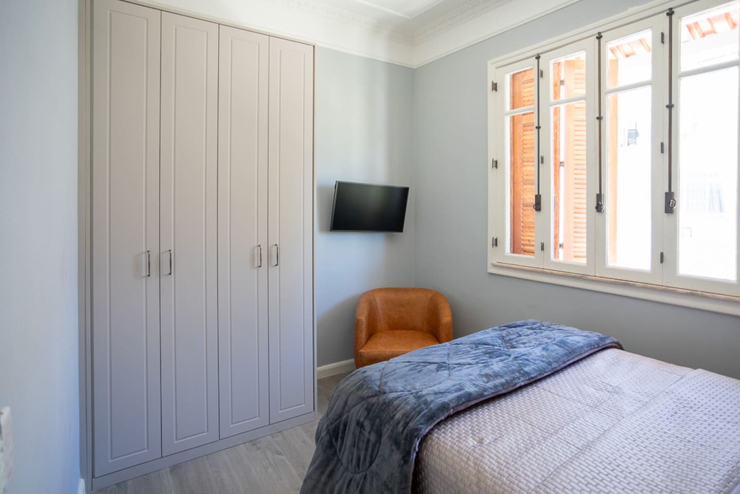All bedrooms have air conditioning, smart televisions, closets, ceiling fans, new luxury linens, Brazilian and U.S. electrical sockets and USBs.  (Bedroom 2).