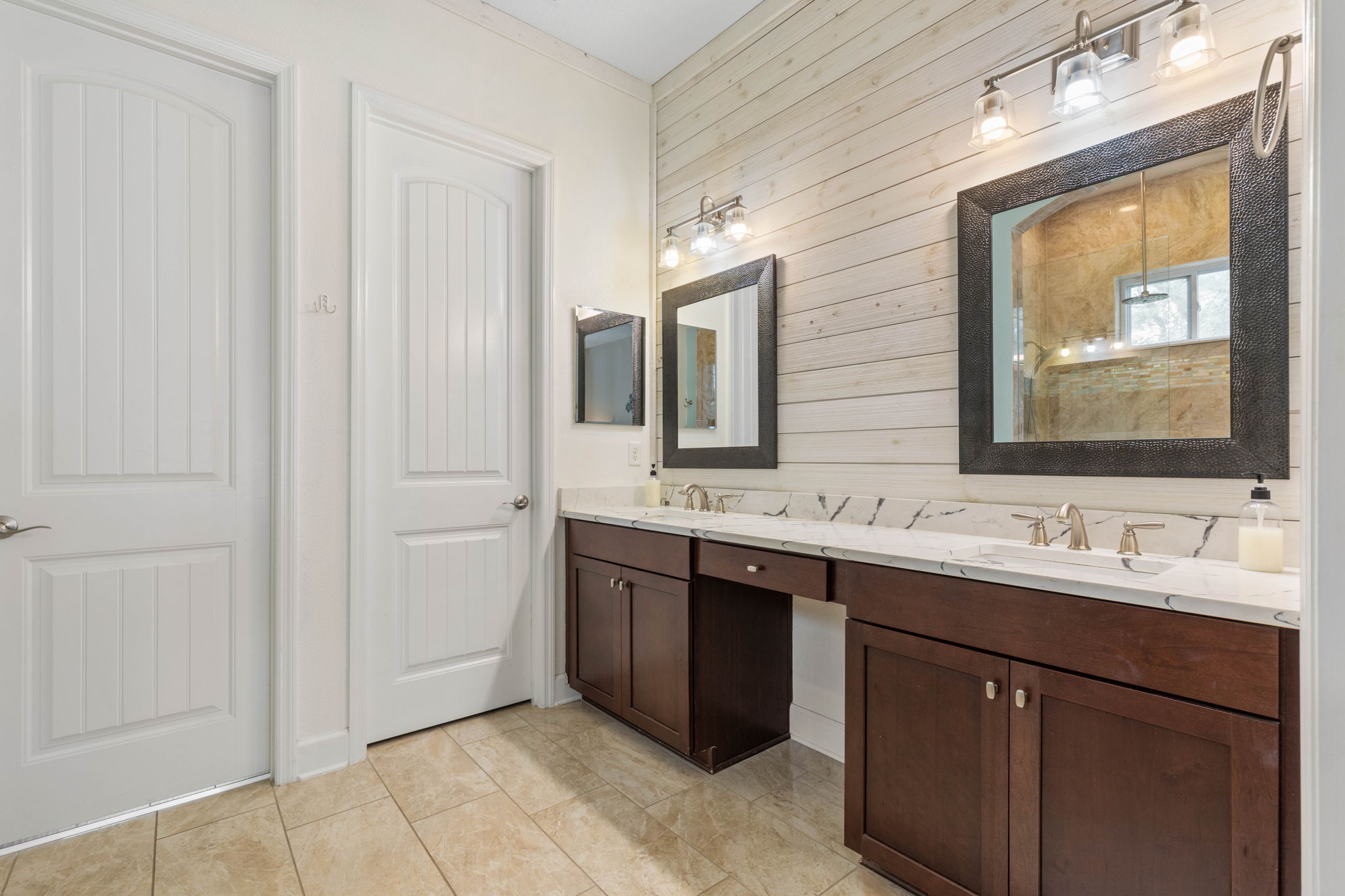Start the morning side by side at the double vanity, rinse off after the beach, and wind down feeling refreshed in this bright coastal bath, made for easy resets and the next part of vacation.