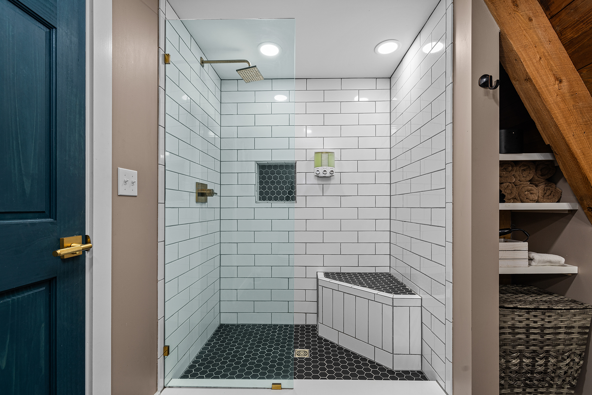Find towels and other essential next to the shower.