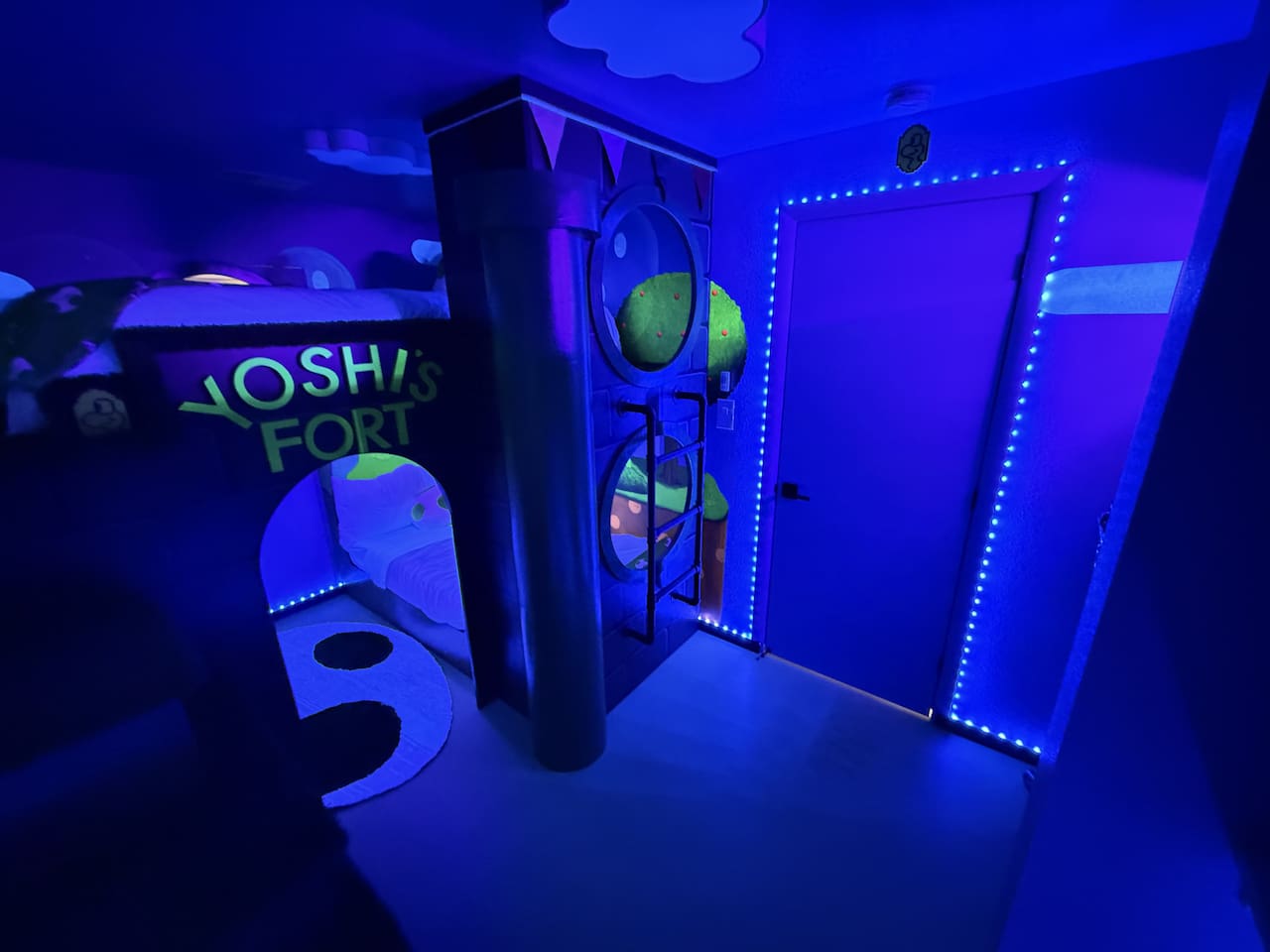 Yoshi's Fort comes even more alive in the dark!