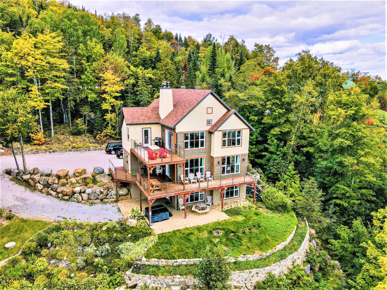 Vue des airs du chalet-condo (2 étages du bas).