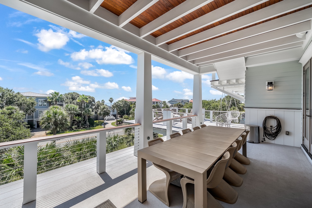 Outdoor dining Shore Thing | 4001 Palm Blvd | Isle of Palms, SC | IOP Escapes