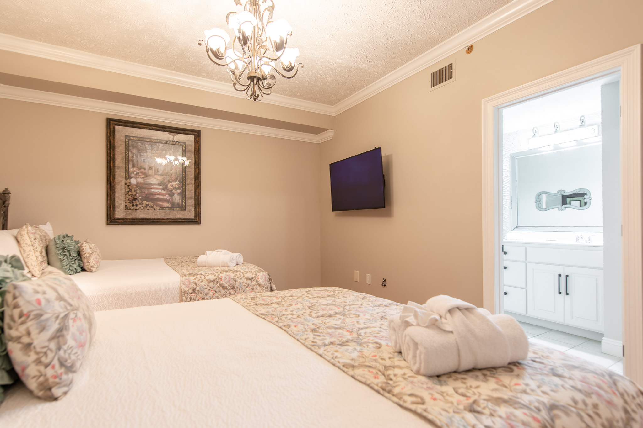 TwinQueen Bedroom with 2 Queen Bedrooms
