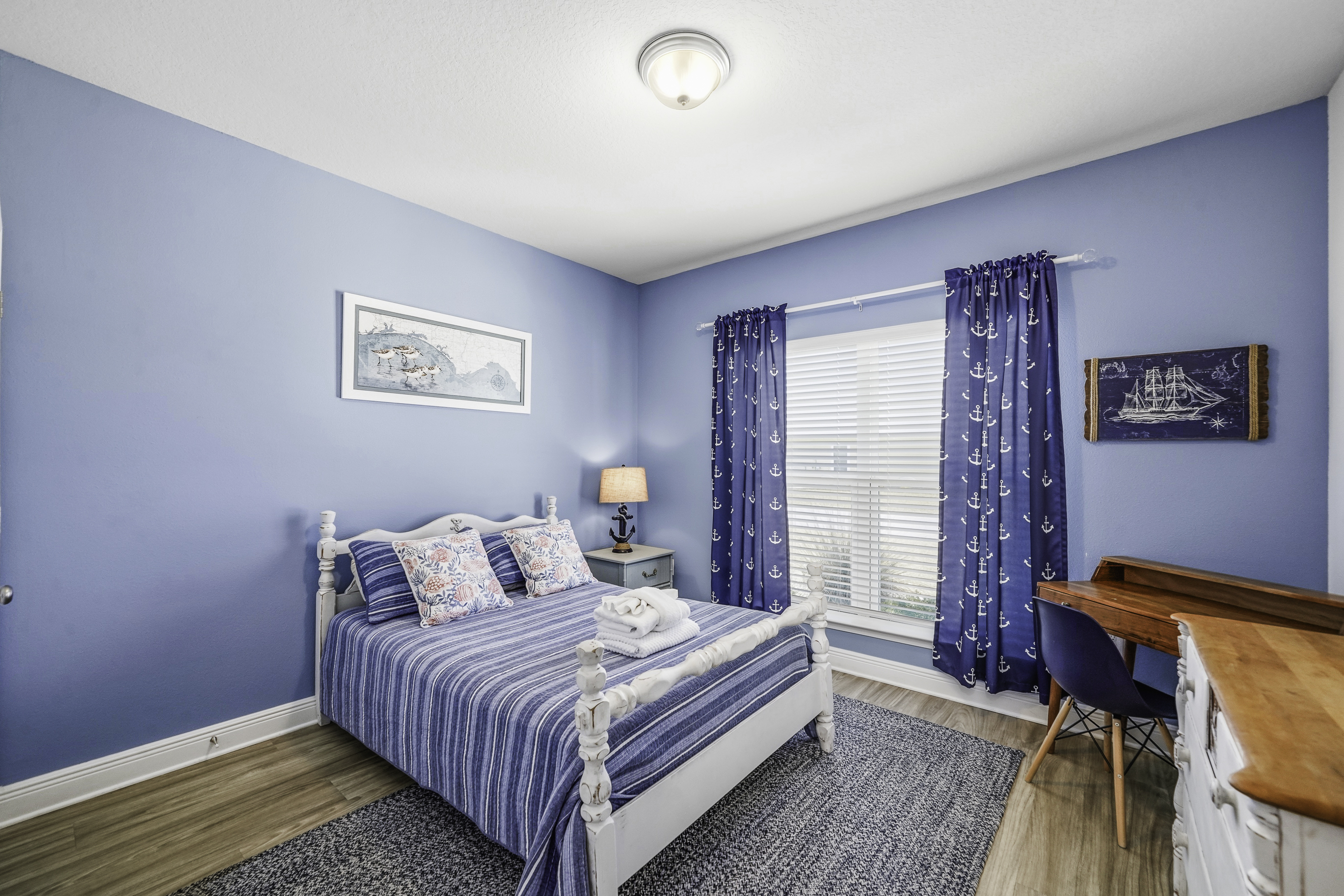 Bedroom 2: Full bed, comfortable linens, drawer, Smart TV, remote work desk and chair