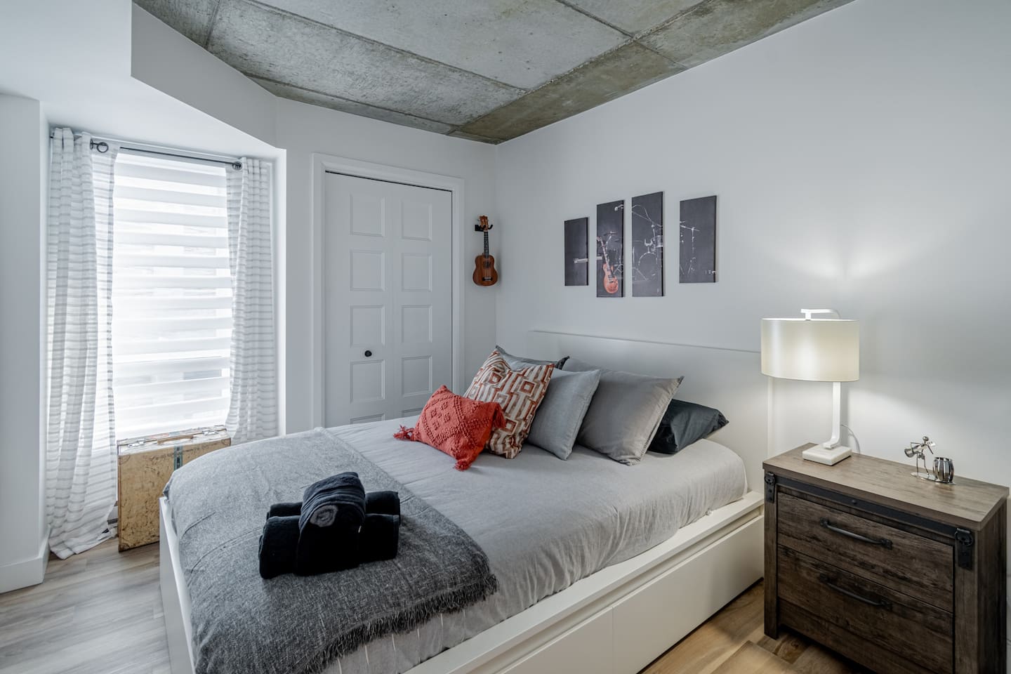 Chambre avec un lit Queen confortable