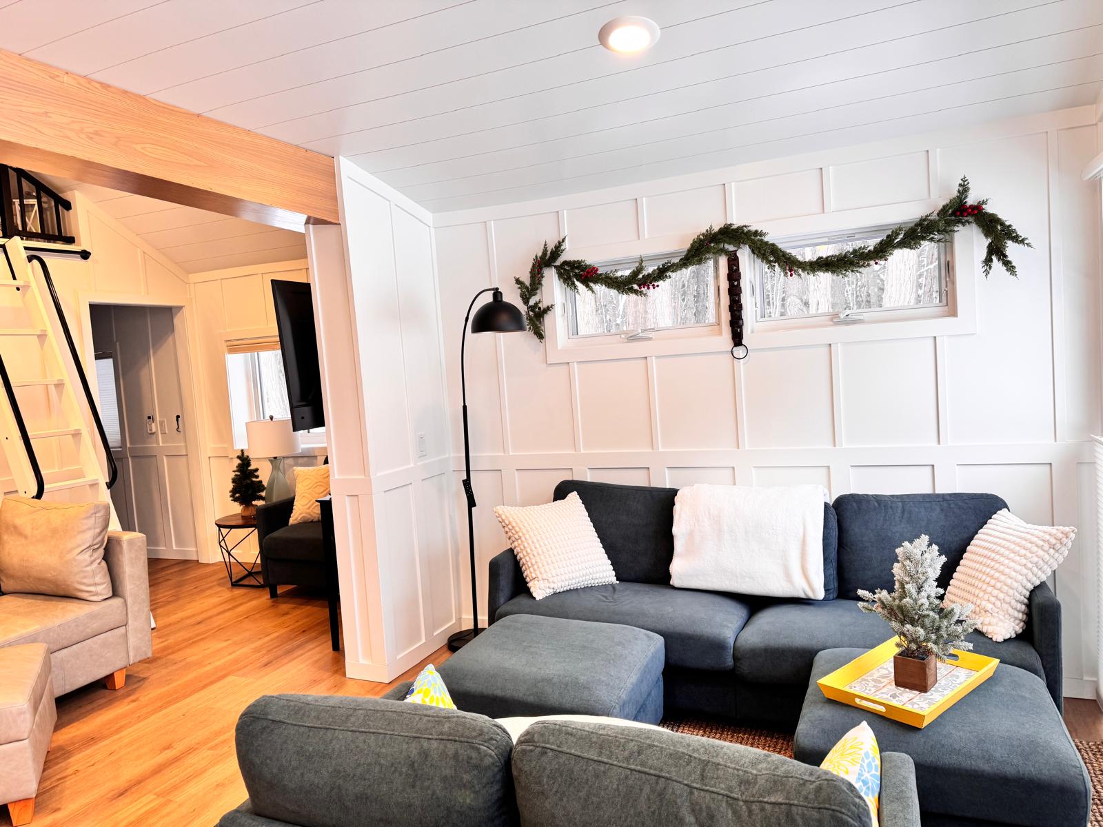 Sunrise cottage - Warm living room with comfy sofa and festive winter decor