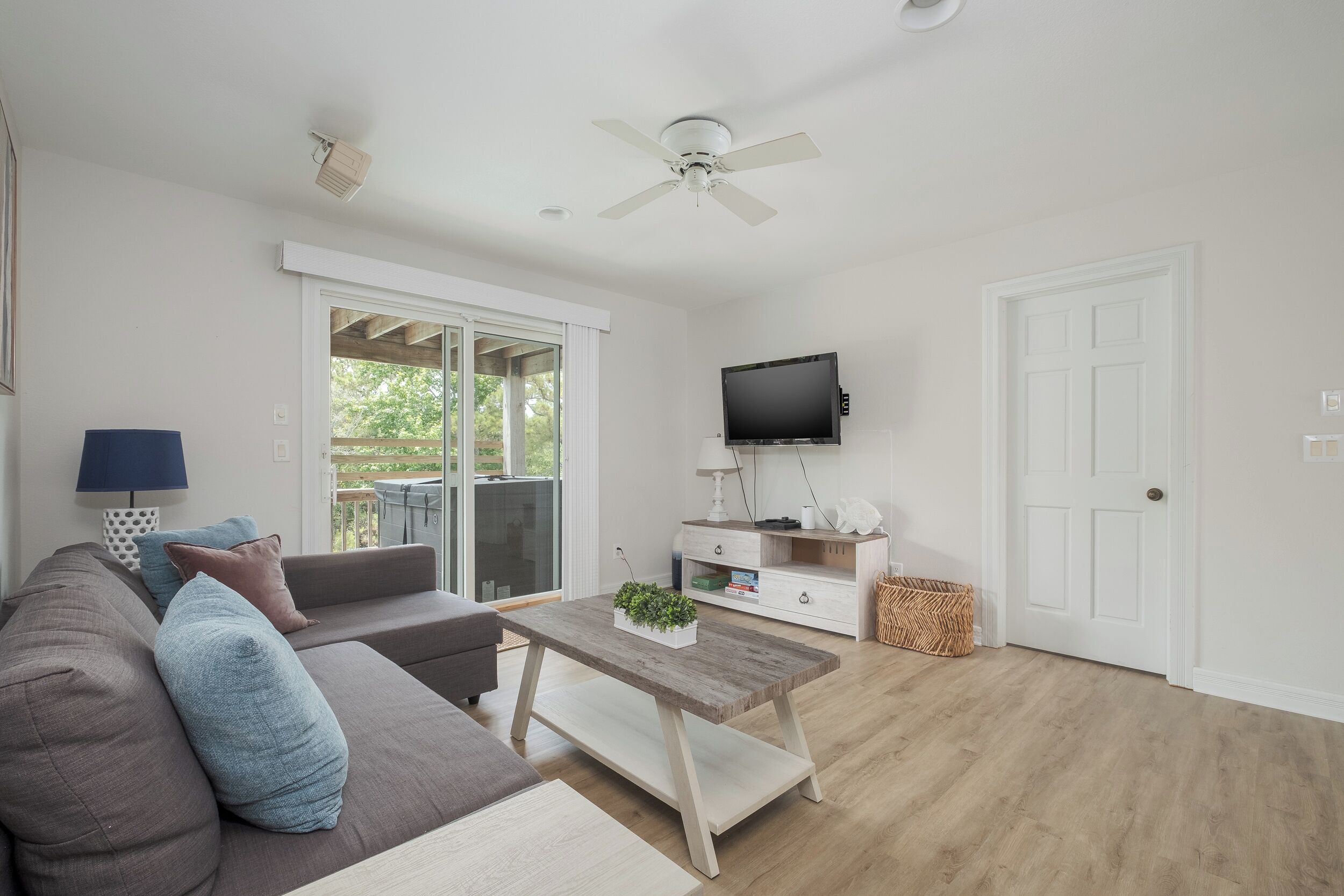 Living area w/ direct acces to Deck and Hot Tub