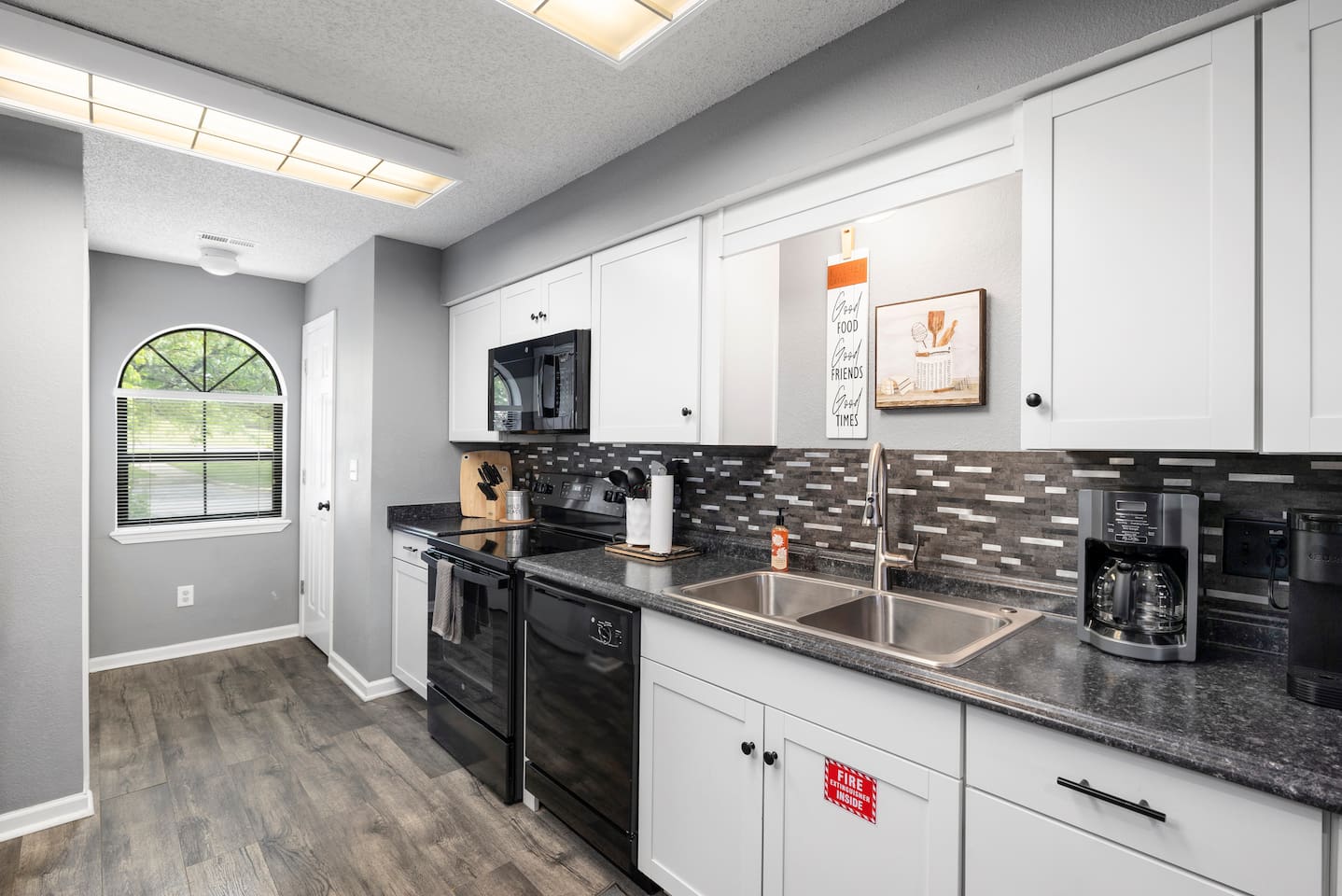 Kitchen: Modern finishes and ample space for culinary creations await your culinary adventures!