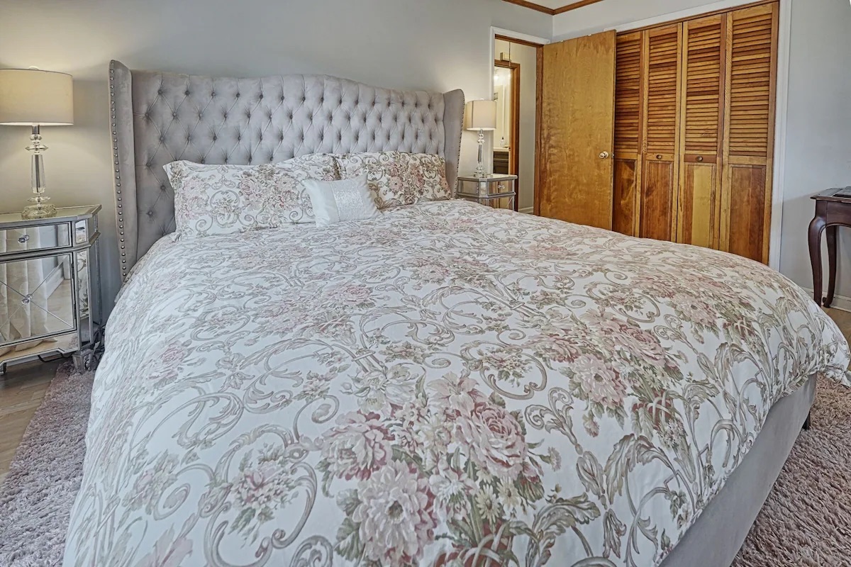 25 21st Avenue | Seas the Day | King Room | IOP Escapes