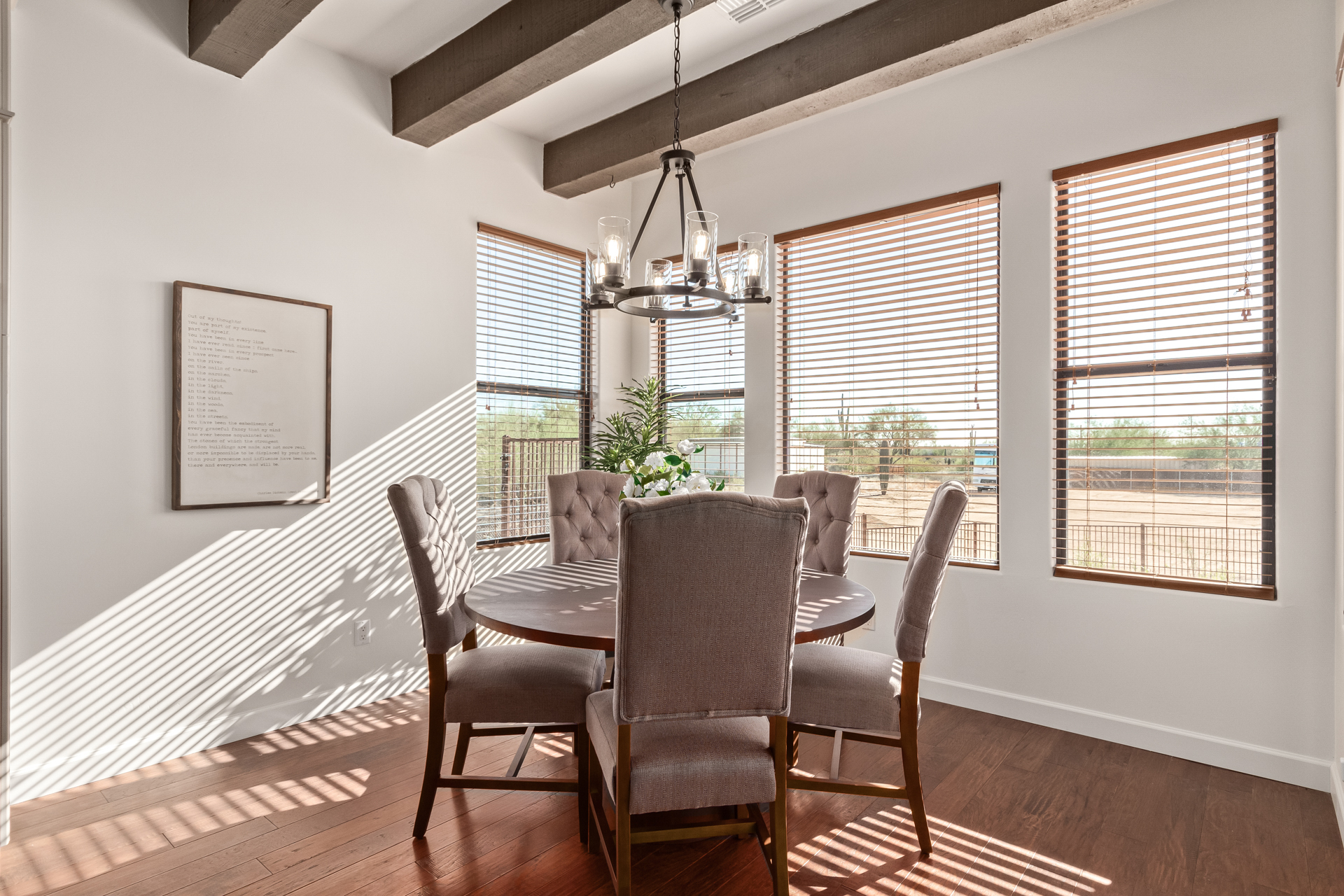 breakfast nook w/ seating for 4