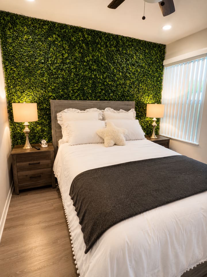Queen bedroom 2, with soft linens.