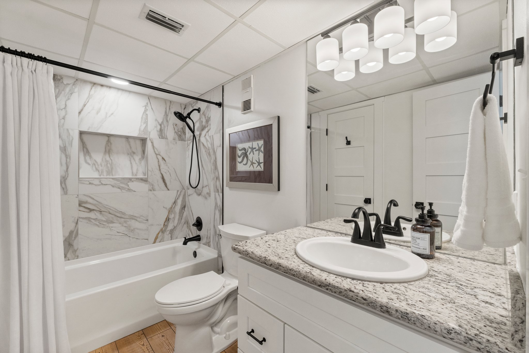 Guest Bath - Shower/Tub Combo