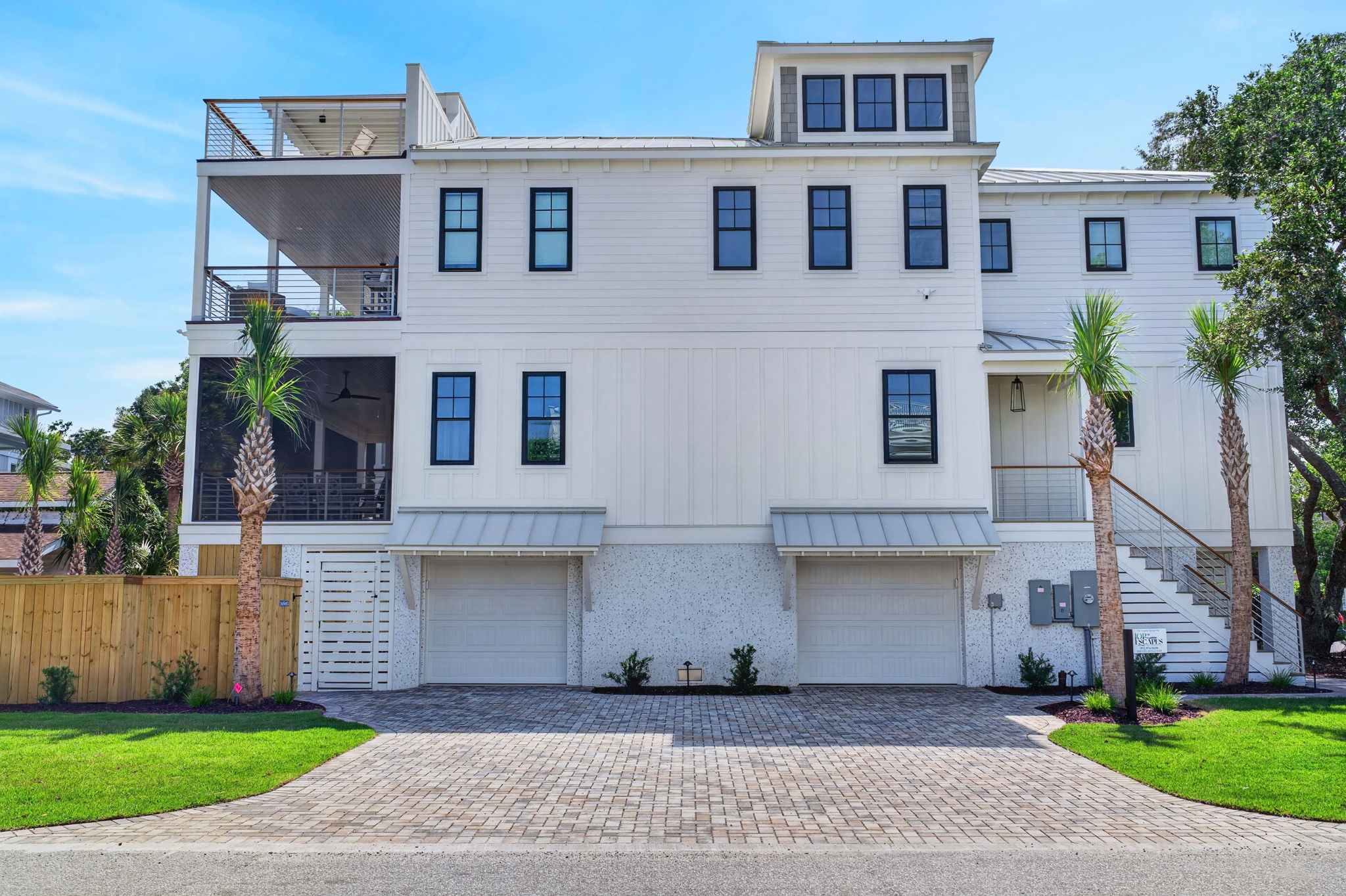 Side of home | Tahanan Palms | 3 38th Ave | IOP Escapes