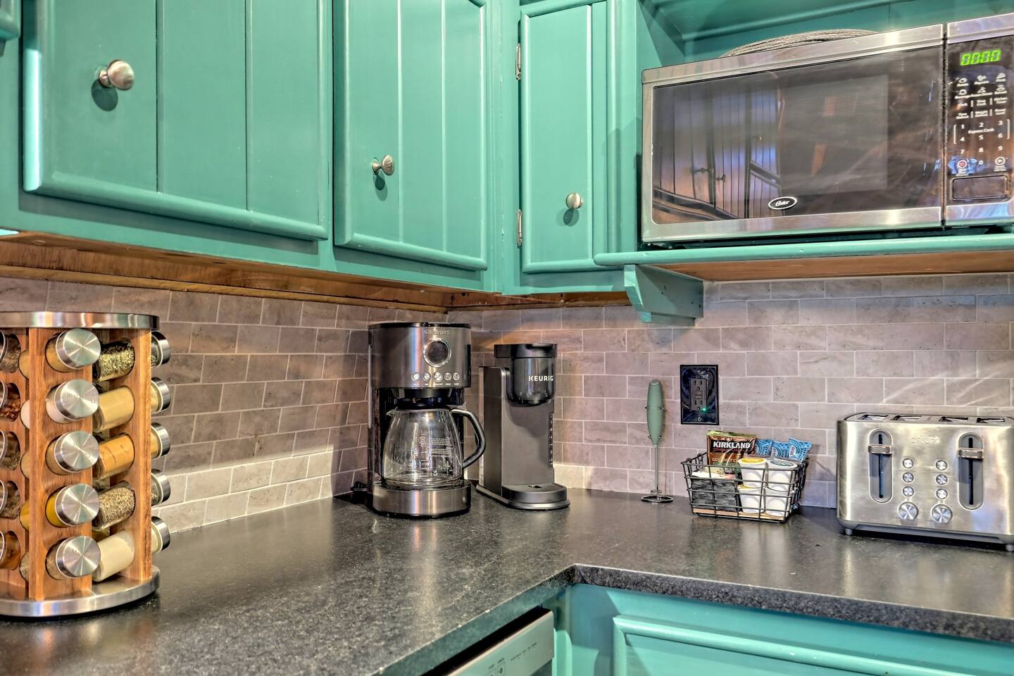 2 coffee machines: Cuisinart and Keurig