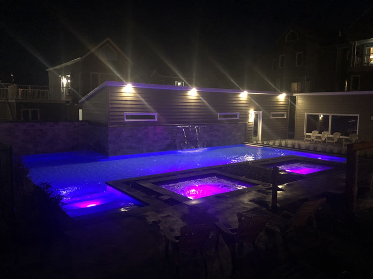 Piscine et spa chauffée à l'année sur le site voisin à moins de 2minutes et gratuit avec votre réservation!