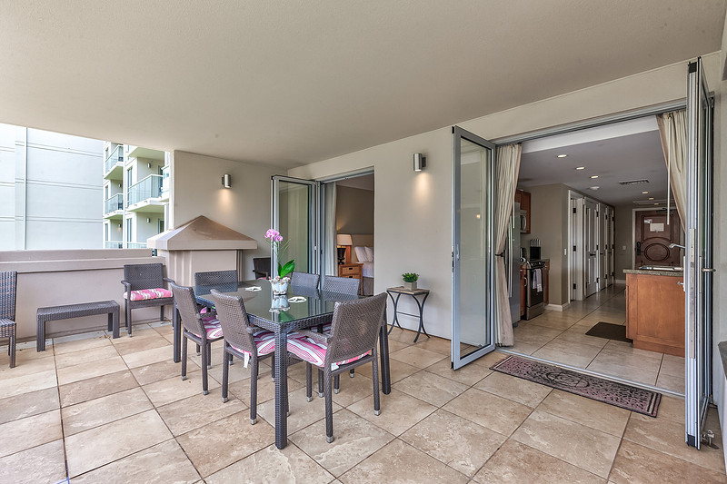 Expansive L-shaped lanai with access off of the kitchen