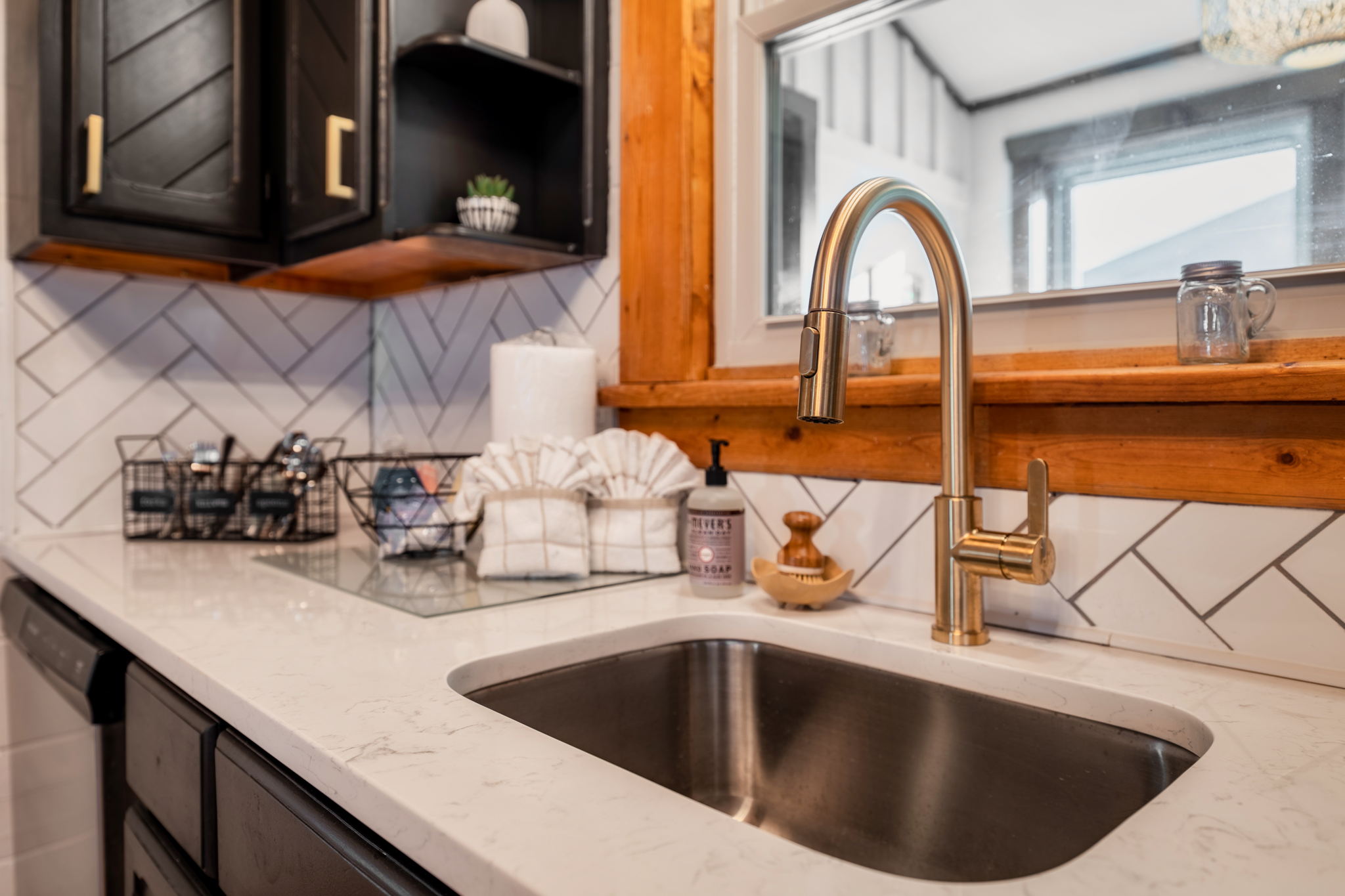 Complete with a fully equipped kitchen and a cozy ambiance that's perfect for relaxing getaways. Your home away from home awaits!