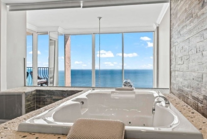 Amazing Bathroom to Soak In