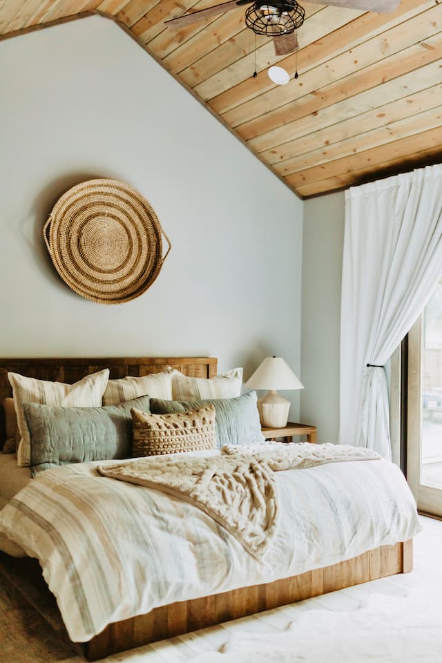 Gorgeous bedroom, vaulted ceiling, beautiful views, comfy bedding 