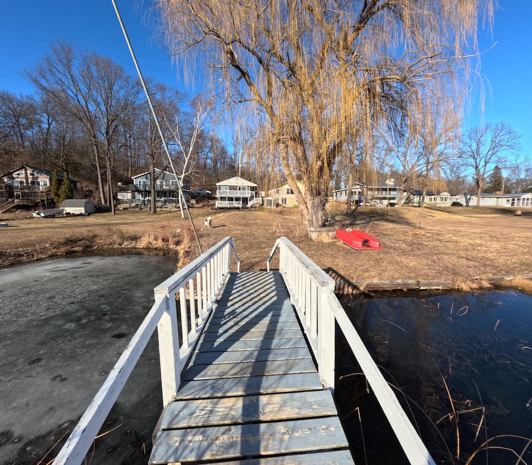 House is closer to the lake then I appears. This here is a photo in winter time 