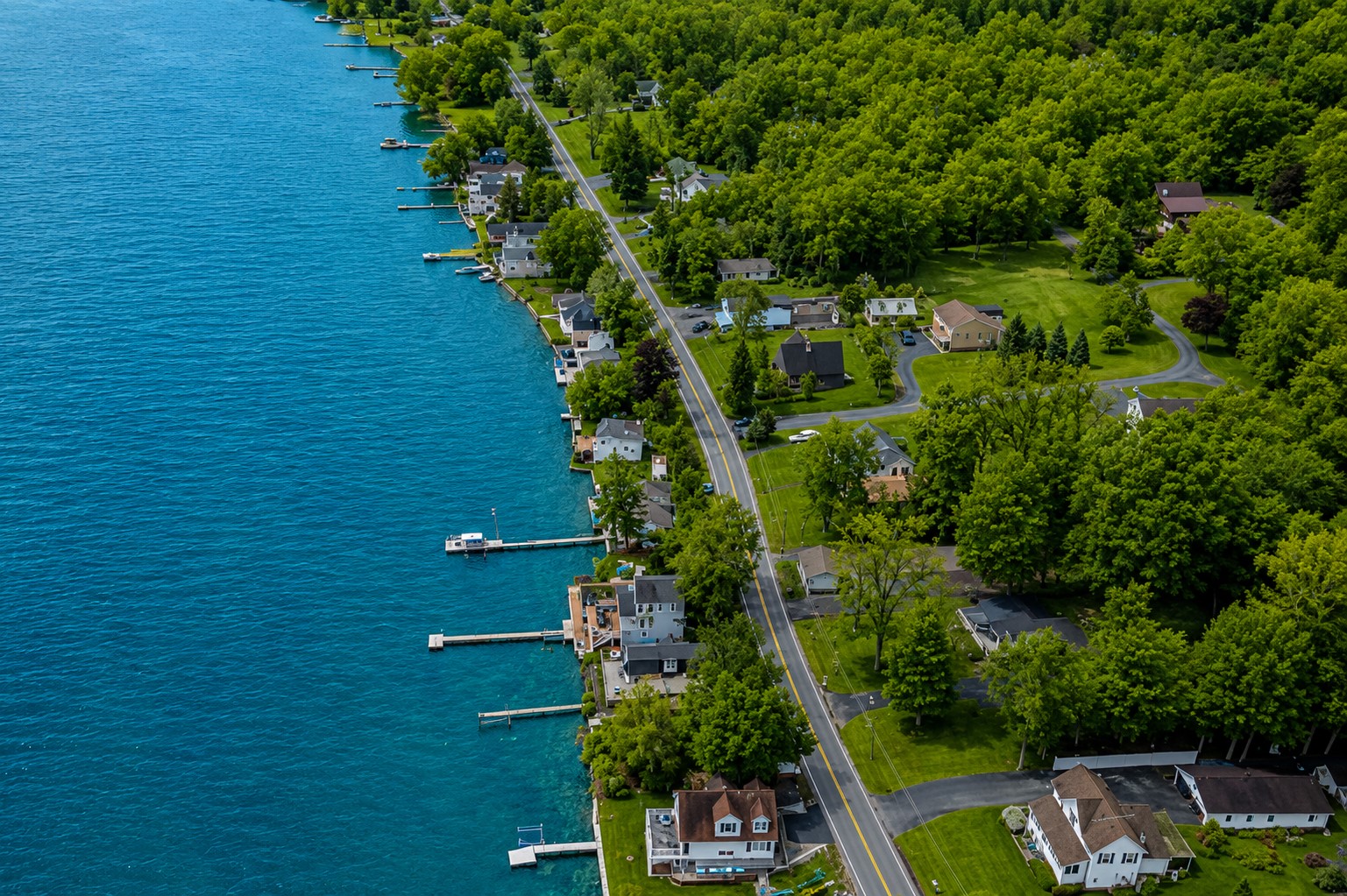 Nestled along a scenic shoreline, this cozy lakefront retreat sits in a charming and peaceful neighborhood 🌳🏘️✨