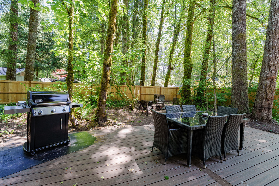 Mt Hood Hideaway deck with dining area